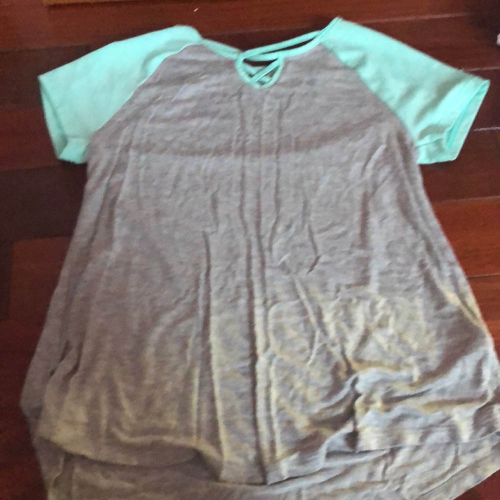 A grey loose t-shirt blue sleeves